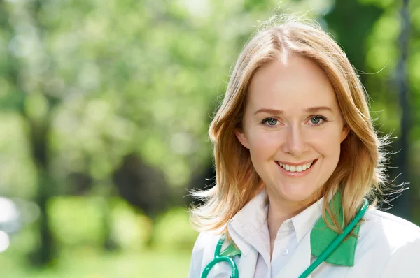 Uśmiechnięta kobieta lekarz na zewnątrz — Zdjęcie stockowe