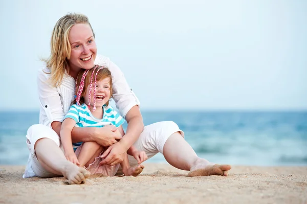Mulher e criança na praia do mar — Fotografia de Stock