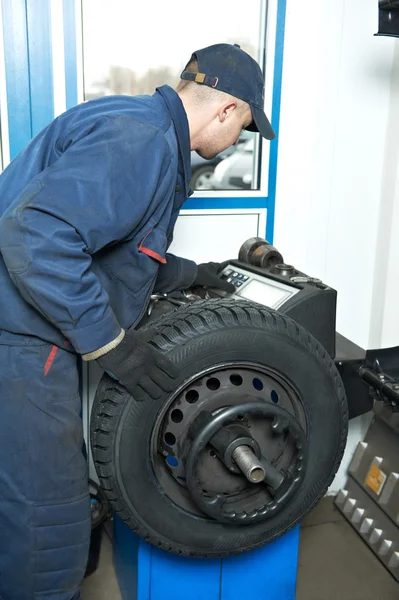 Reparador mecánico en el ajuste de equilibrio de neumáticos — Foto de Stock