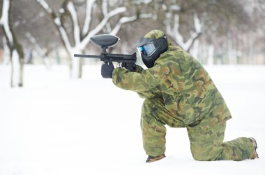 kış açık havada işareti ile paintball oyuncu