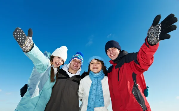 Grupp glada unga på vintern — Stockfoto