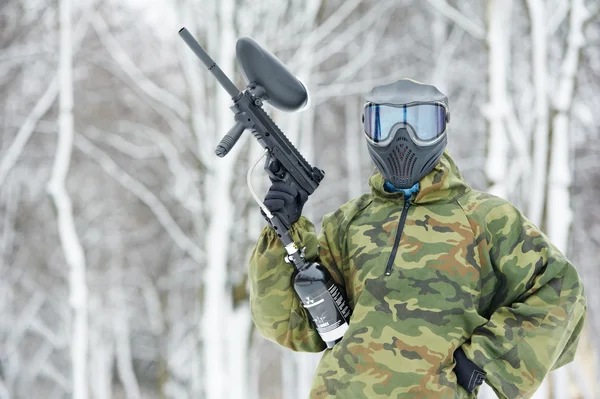 Пейнтболист с маркером зимой на открытом воздухе — стоковое фото