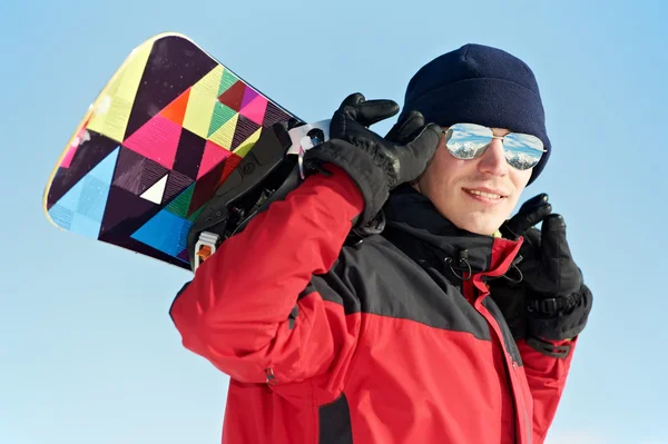 Heureux sportif avec snowboard — Photo
