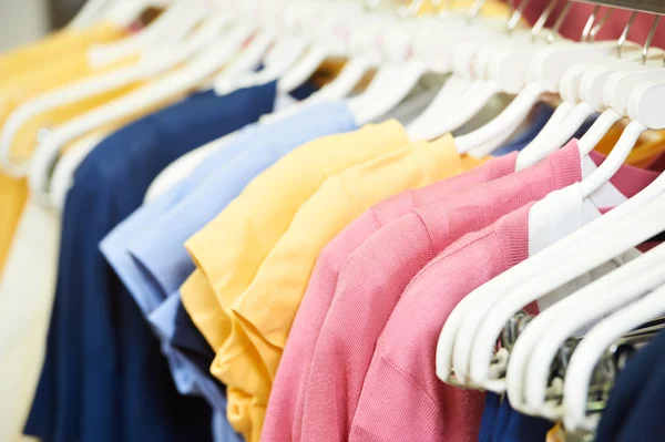 Kleidung auf Kleiderbügel im Geschäft — Stockfoto