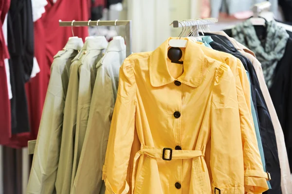 Oblečení na závěs v obchodě — Stock fotografie