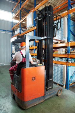 Ambar forklift yükleyici iş başında