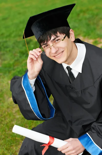 Heureux étudiant diplômé en robe — Photo