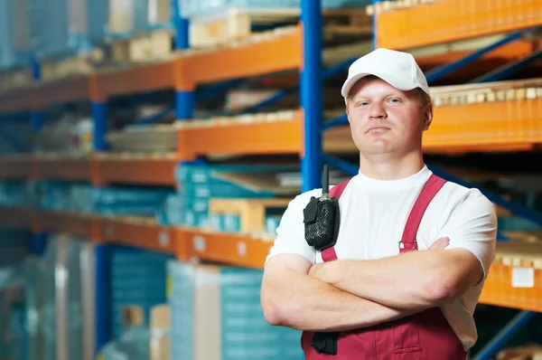 Caucasiano jovem trabalhador manual no armazém — Fotografia de Stock