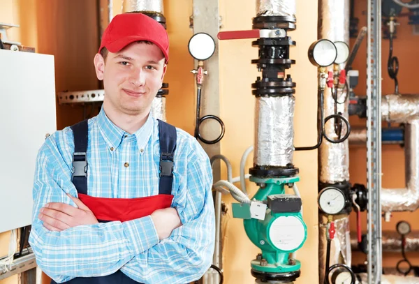 Uppvärmning engineer reparatör i pannrummet — Stockfoto