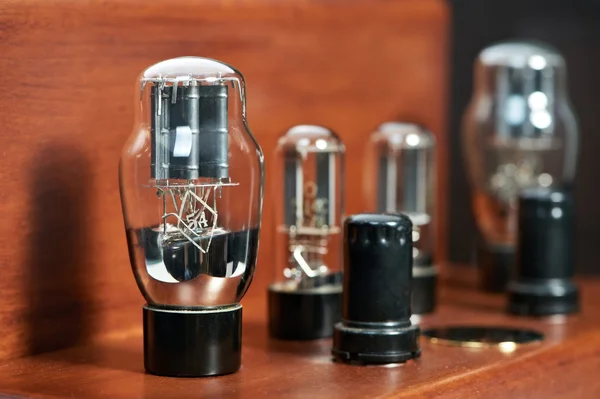 Amplificador electrónico con lámpara de bombilla de primer plano —  Fotos de Stock