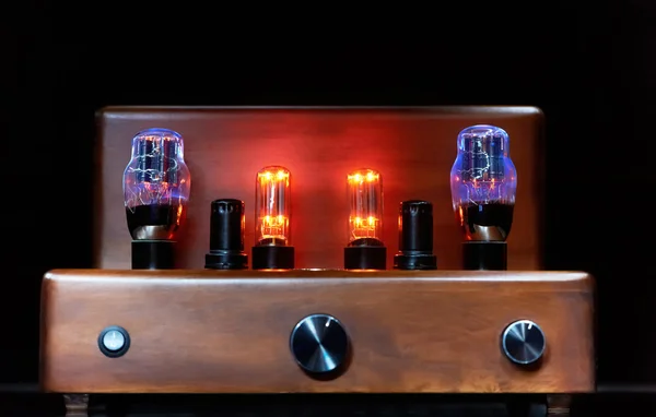 Amplificador electrónico con lámpara de bombilla brillante — Foto de Stock