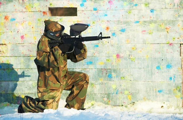 Kış açık havada işareti ile paintball oyuncu — Stok fotoğraf