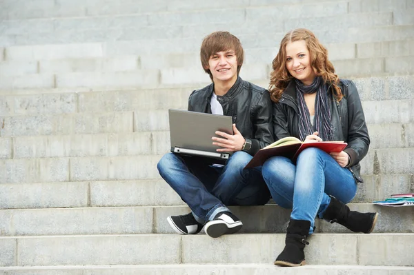 Dos jóvenes estudiantes sonrientes al aire libre —  Fotos de Stock