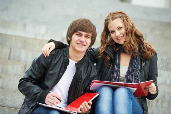 Twee jonge studenten die studeren buiten glimlachen — Stockfoto