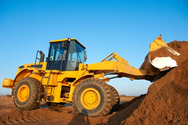 Wheel loader grävskopa i arbetet — Stockfoto