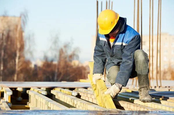 Byggnadsarbetare förbereder gjutformar — Stockfoto