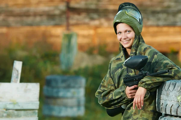 Dziewczyna paintball gracza — Zdjęcie stockowe