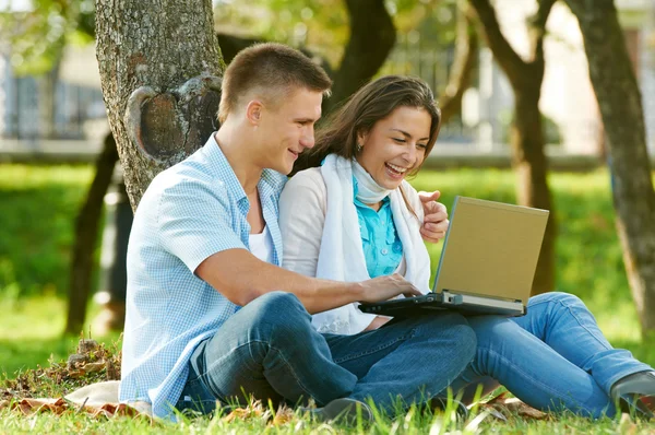 Two young students outdoors — Stock Photo, Image