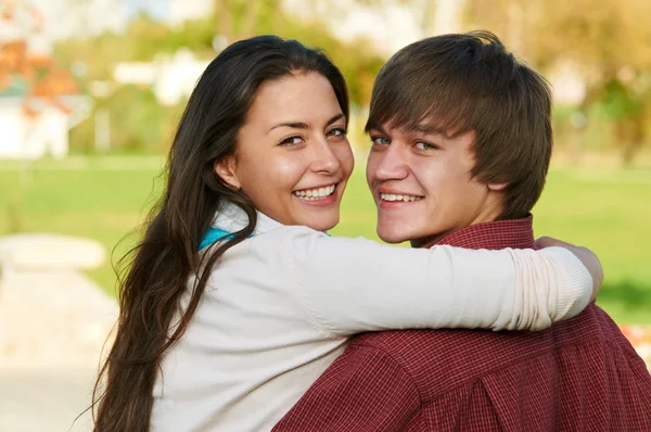 Zwei lächelnde junge Studenten im Freien — Stockfoto