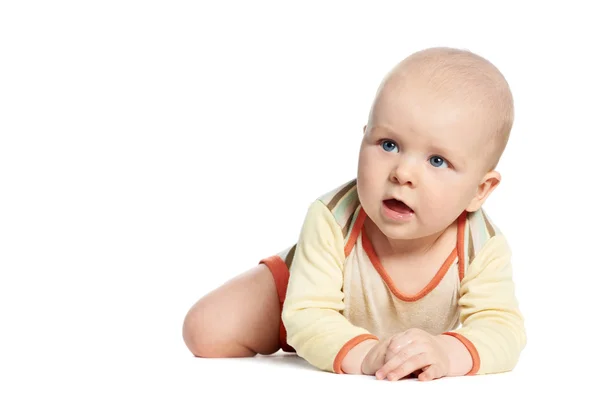 Poco riendo arrastrando bebé en blanco —  Fotos de Stock