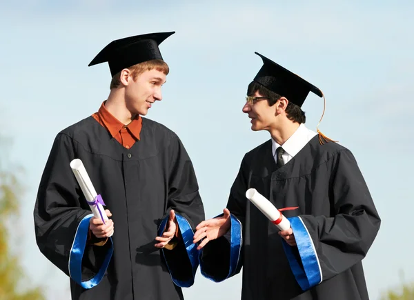 Deux étudiants diplômés — Photo