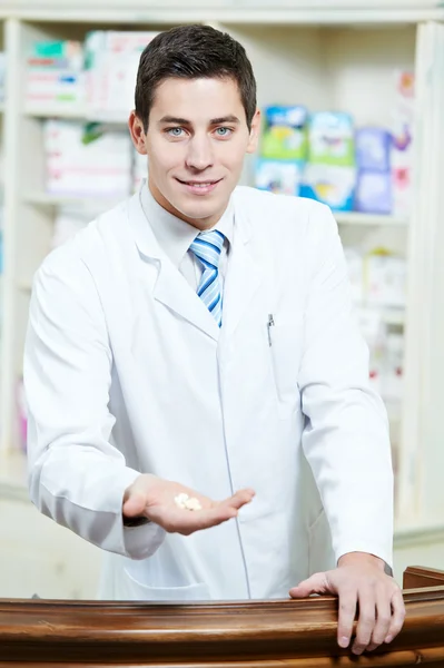 Άνθρωπος χημικός όμορφος φαρμακείο σε φαρμακείο — Φωτογραφία Αρχείου