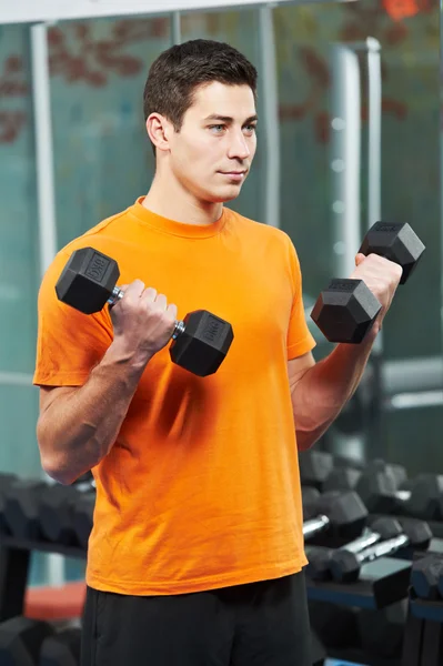 Culturista hombre haciendo ejercicios musculares bíceps —  Fotos de Stock