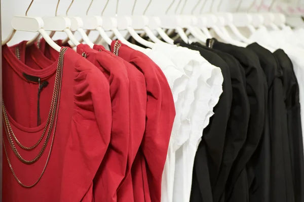Oblečení na závěs v obchodě — Stock fotografie