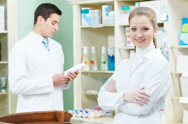 Dois trabalhadores farmacêuticos químicos na farmácia — Fotografia de Stock