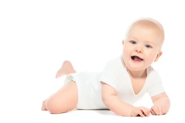 Pequeno bebê rastejando rindo no branco — Fotografia de Stock