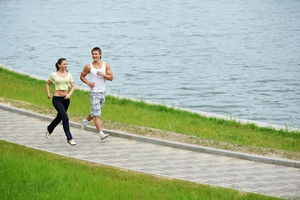 Fiatal férfi és nő, kültéri jogging — Stock Fotó
