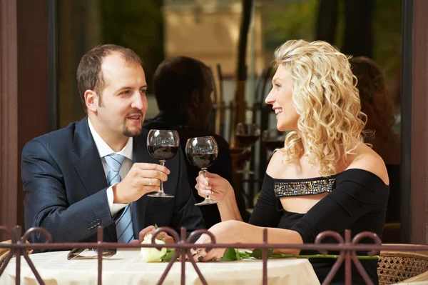 Мужчина и девушка с вином в кафе на свидании — стоковое фото