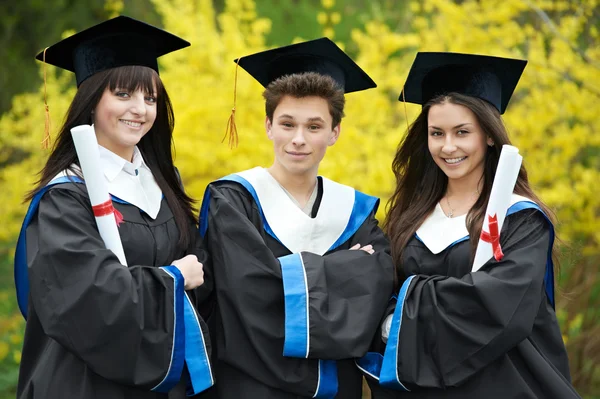 Feliz graduado estudiantes al aire libre —  Fotos de Stock