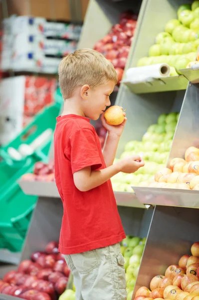 Barn pojke att göra frukt grönsaker shopping — Stockfoto