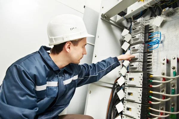 Electricista a ligar a caixa da linha eléctrica — Fotografia de Stock