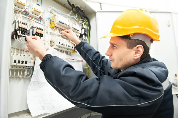 Eletricista com desenho em caixa de linha de energia — Fotografia de Stock