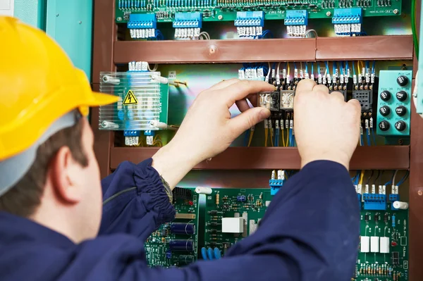 Elektricien op veiligheidsvoorziening-zekering vervangen werk — Stockfoto