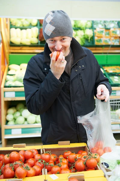 Człowiek, wybór warzyw w sklep z bakalią — Zdjęcie stockowe
