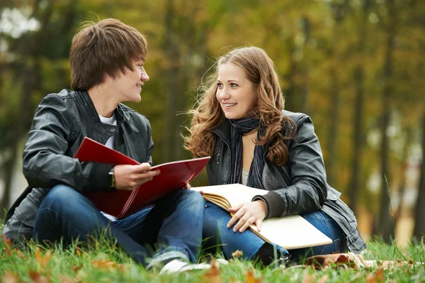 Dvě usmívající se mladí studenti venku — Stock fotografie
