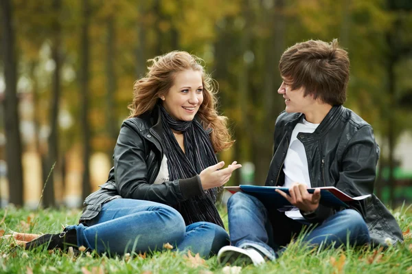 Dos jóvenes estudiantes sonrientes al aire libre — Foto de Stock