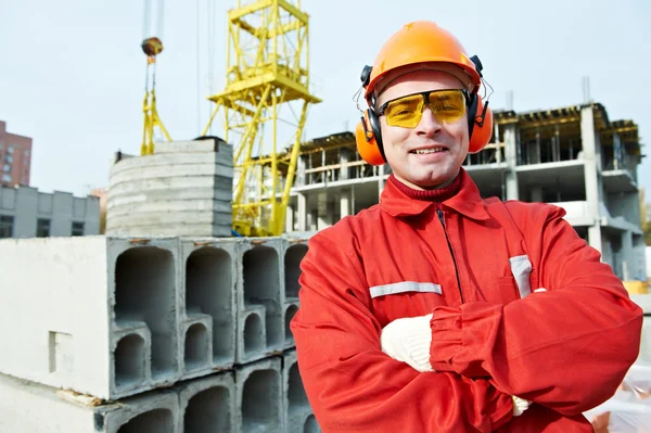 Szczęśliwy budowniczy pracownik na placu budowy — Zdjęcie stockowe