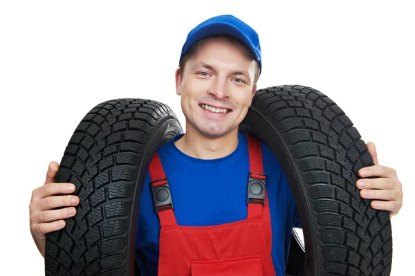 Mecánico de automóvil con neumático de coche — Foto de Stock