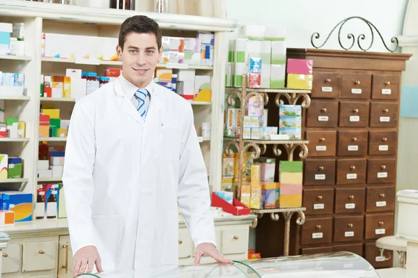 Farmacia hombre químico en la farmacia — Foto de Stock