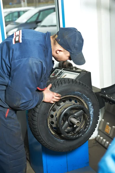 Reparador Machanic no ajuste de equilíbrio do pneu — Fotografia de Stock