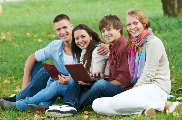 Group of smiling young students outdoors — Stock Photo, Image
