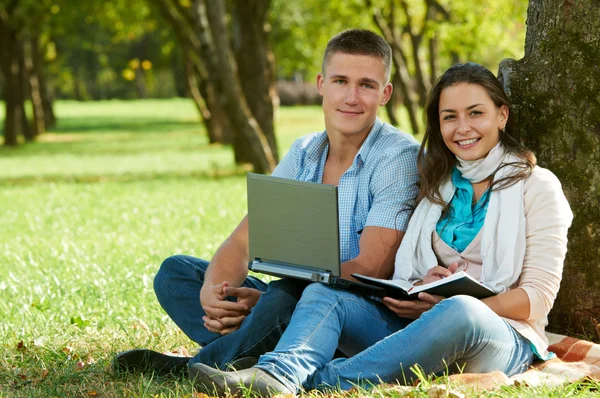 Dois jovens estudantes sorridentes ao ar livre — Fotografia de Stock