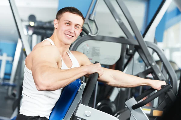 Bodybuilder man doen biceps spier oefeningen — Stockfoto
