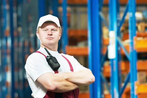 Caucasiano jovem trabalhador manual no armazém — Fotografia de Stock