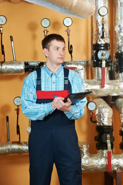 Uppvärmning engineer reparatör i pannrummet — Stockfoto