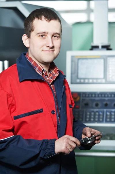 Trabajador con herramienta de calibración manual de medición — Foto de Stock
